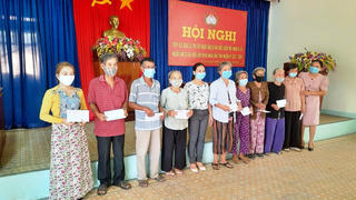 Nghệ sĩ Hoài Linh trao 2,5 tỷ đồng cho người dân vùng lũ Quảng Ngãi