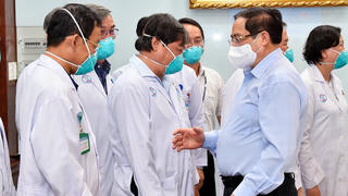 Thủ tướng gửi thư khen những 'chiến sĩ áo trắng' ở tuyến đầu chống dịch