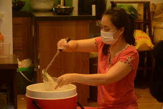 Suất ăn đêm ấm lòng người vô gia cư