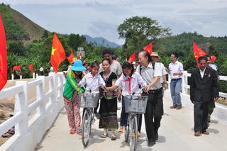 Cây cầu của những tấm lòng nhân ái