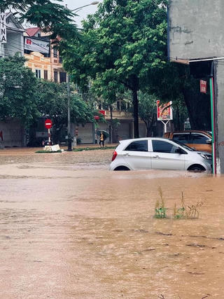 Mưa lớn, nhiều tuyến phố tại TP Vĩnh Yên ngập nặng