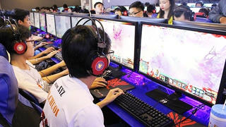 Cha mẹ đau đầu vì con thành game thủ khi học online