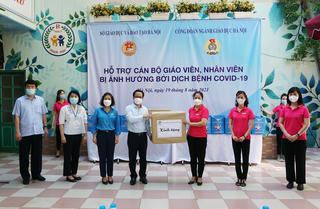 'Chuyến xe yêu thương' chia sẻ khó khăn với giáo viên Thủ đô
