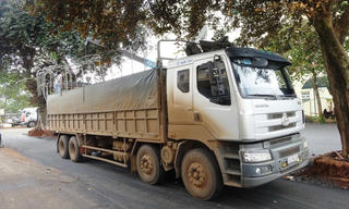 Bắt xe gỗ lậu trên đường đi TP HCM