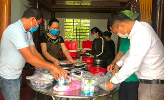 Những bữa cơm nghĩa tình