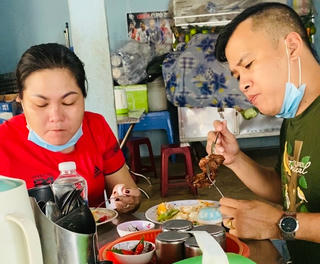Đeo khẩu trang ăn sáng, uống cà phê