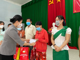 Tặng quà đồng bào Khmer tại Bến Tre nhân tết cổ truyền Chol Chnam Thmay