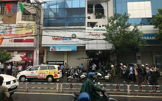 Táo tợn lao vào ngân hàng cướp tiền