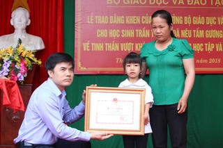 Tặng Bằng khen cho học sinh khuyết tật chân, tay viết chữ đẹp