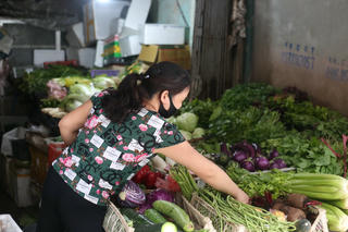 Hà Nội: Giá rau xanh tăng 'phi mã' do mưa kéo dài