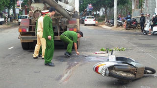 Xe bê tông cán qua nữ nhân viên ngân hàng