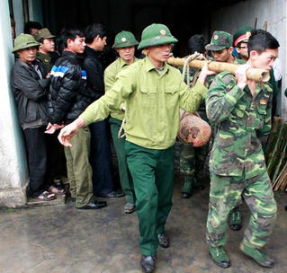 Hải Phòng: Một gia đình giao nộp 3 quả bom sau vụ nổ kinh hoàng ở Hà Nội
