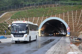 Thông tàu qua hầm Phước Tượng