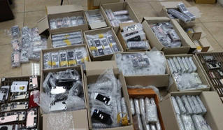 Xé lẻ, để nhập lậu hơn 600 điện thoại iPhone