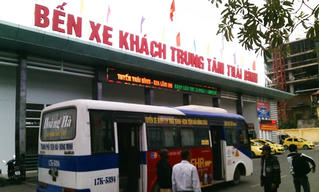 Vào bến 'nẫng' một chiếc ô tô khách