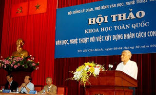 Nguyên Tổng bí thư Lê Khả Phiêu: Vấn đề con người đang đặt ra ráo riết, khẩn thiết