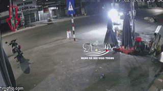 Đang ngồi ăn bên đường suýt bị xe điên 'đoạt mạng'