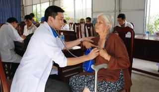 Khám, cấp thuốc miễn phí và trao nhà tình thương cho hộ nghèo