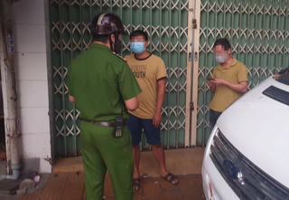 Đà Nẵng: Hai công nhân đi bộ 500 mét bị phạt 15 triệu đồng