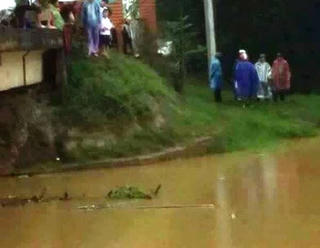 Ngất xỉu khi phát hiện thi thể trôi sông là vợ