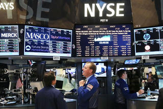 Chứng khoán Phố Wall lập kỷ lục mới, Dow Jones vượt 26.000 điểm