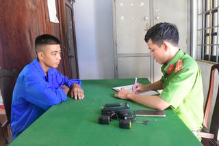 Bắt tên trộm dùng súng điện chống trả công an
