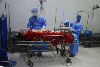 Cấp cứu ngư dân bị giảm áp do lặn biển khai thác hải sản