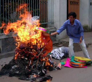 Sẽ ghi hình để xử phạt đám tang rải vàng mã
