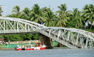 Bắt giữ hai nghi can vụ đâm sập cầu Ghềnh