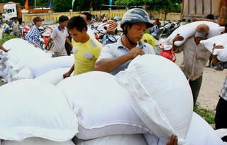 Hỗ trợ gạo cho người nghèo vùng biên giới