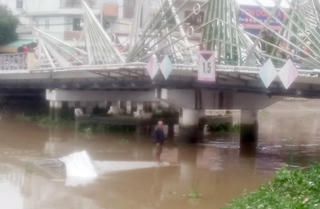 Chìm xà lan do ‘hạ độ cao’ để đi dưới cầu