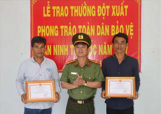 Khen thưởng hai công dân dũng cảm truy bắt bắt tội phạm