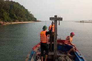 Cứu 2 nữ sinh viên bị sóng biển cuốn, nam thanh niên tử vong