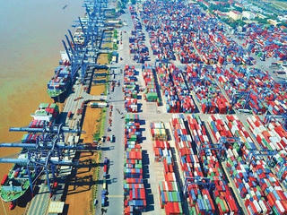 Trong suy thoái, kinh tế Việt Nam vẫn tăng trưởng