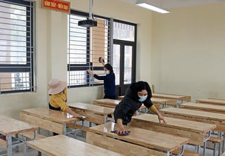 Nhiều học sinh khối 9 của Hà Nội hân hoan tới trường