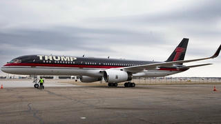 Máy bay Boeing dát vàng của ông Trump bỏ không