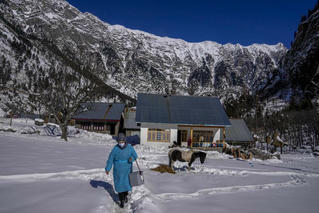 Hành trình đưa vaccine đến vùng núi tuyết Kashmir, Ấn Độ