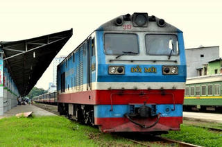 Nam thanh niên nghi 'ngáo đá' bị tàu cán rơi xuống sông