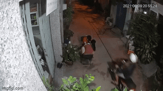 [VIDEO] Liều lĩnh giật điện thoại trong ngõ, thanh niên bị cả xóm truy đuổi