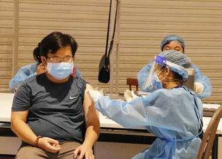 Đẩy nhanh tiến độ tiêm vaccine và hỗ trợ cho người lao động tại Bình Dương 