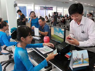 Người dân than khó mua vé tàu Tết