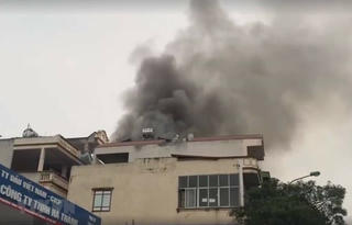 Hà Nội: Cứu 9 người dân thoát khỏi đám cháy trên phố Lạc Trung