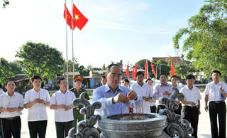 Chủ tịch Nguyễn Thiện Nhân dâng hương tưởng niệm cố Tổng Bí thư Nguyễn Văn Linh