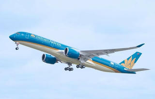 Máy bay Vietnam Airlines hạ cánh khẩn cấp để cấp cứu hành khách