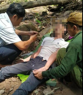 Quân y băng rừng cứu sống người bị ong đốt nguy kịch