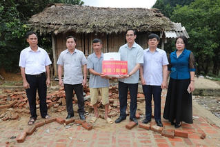 [ẢNH] Mặt trận thăm hỏi, tặng quà các gia đình bị thiệt hại do giông lốc tại Phú Thọ