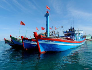 Động viên ngư dân bám biển