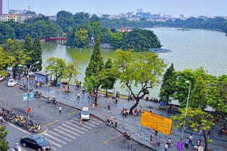 Phố đi bộ Hồ Hoàn Kiếm chính thức trở lại hoạt động