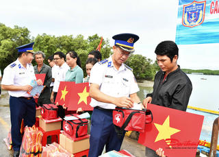 TP Hồ Chí Minh: Cảnh sát biển đồng hành cùng ngư dân xã Thạnh An