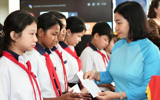 Nhiều phần quà gửi tới học sinh nghèo nhân dịp Năm học mới